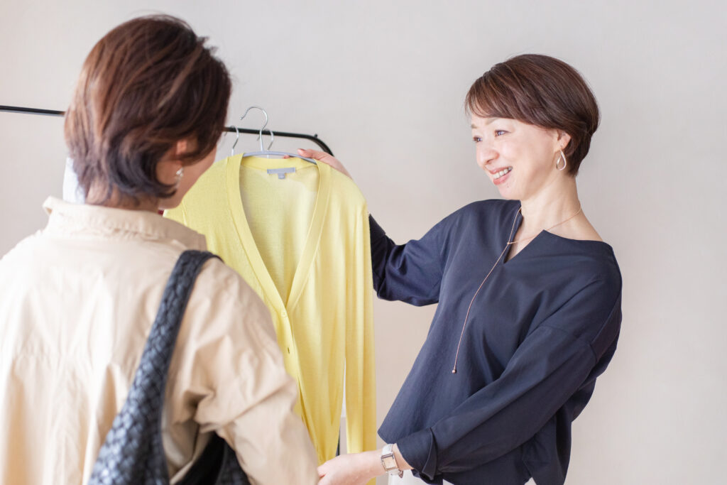 服の形や素材を確認しながら自分に合う服を選んでいる様子