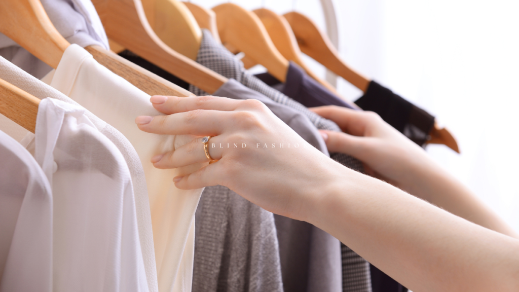 服の素材を手で確認しながら、触感を手がかりに服を選んでいる様子