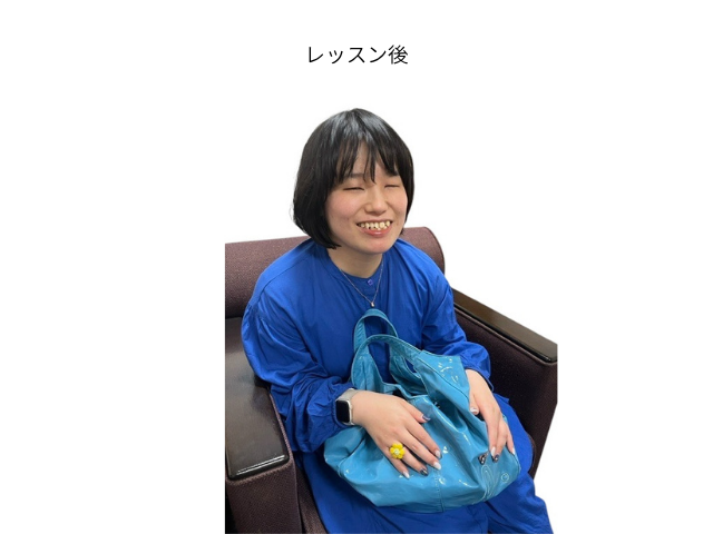 ブラインドメイクレッスン直後の20代女性H様。鮮やかな青いワンピースを着て椅子に座り、水色のバッグを膝の上に置いて笑顔を見せている。スキンケア、ベースメイク、アイシャドウ、マスカラ、チーク、リップまで、視覚に頼らない手技で自分自身でメイクを行ったレッスン後の様子。